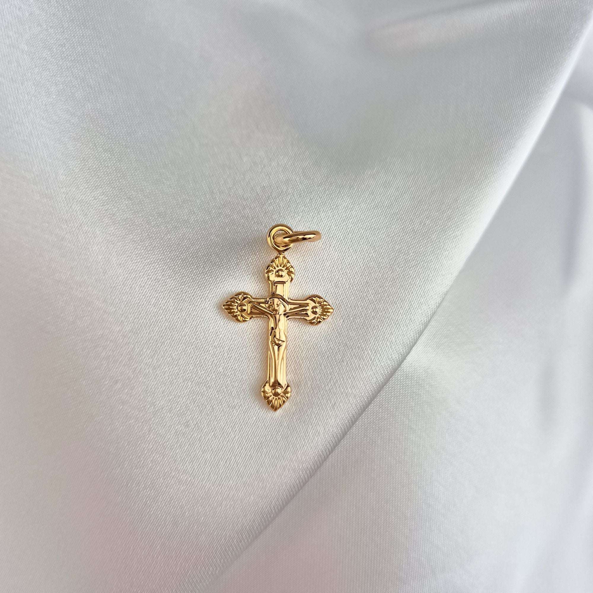 Ticības simbols – elegants krustiņš no medicīniskā zelta